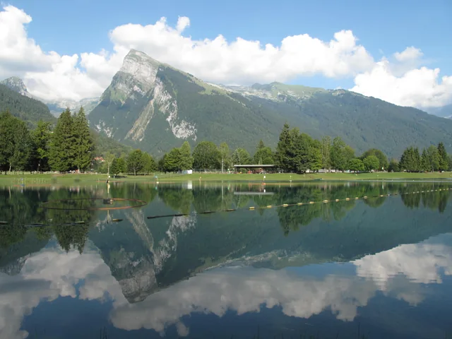 Le Criou se reflète dans les Lacs aux Dames, à Samoëns.
