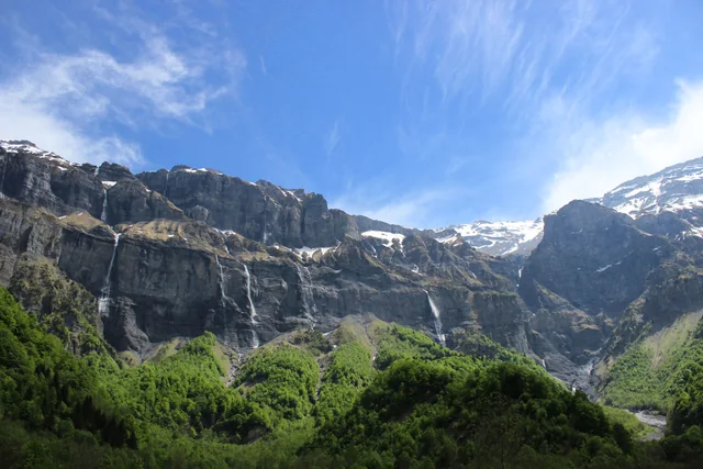 Les cascades et les falaises du cirque du Fer-à-Cheval, près de Samoëns, au printemps.