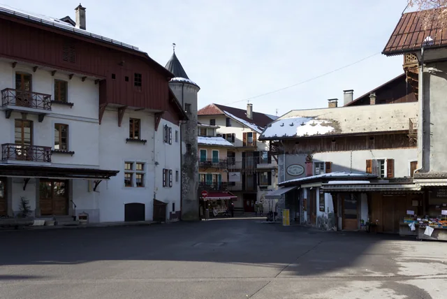Les maisons du centre de Samoëns et leurs toits enneigés en janvier.