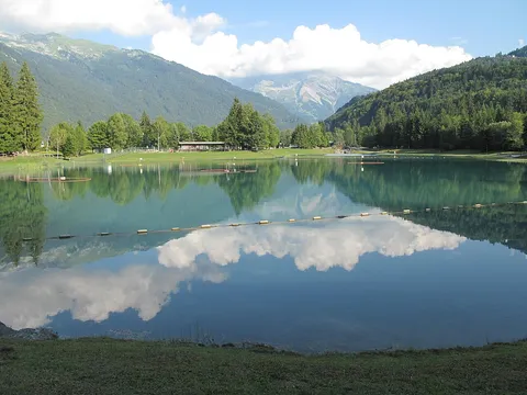 Reflets de montagne aux Lacs aux Dames, à Samoëns