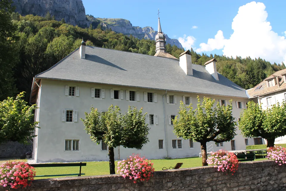 Le bâtiment de l’abbaye de Sixt-Fer-à-Cheval et son jardin