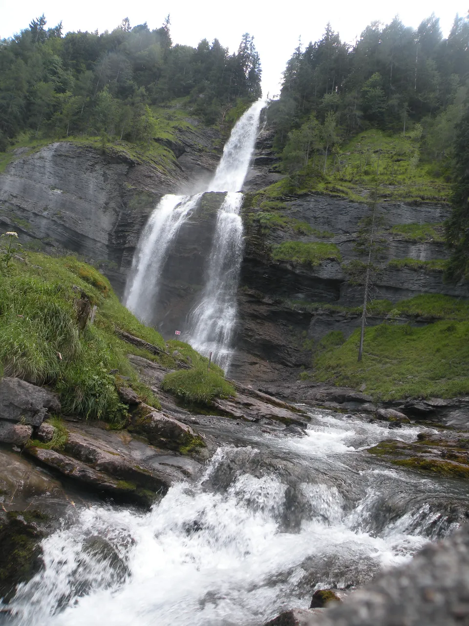 La cascade du Rouget à Sixt-Fer-à-Cheval, vue depuis son pied