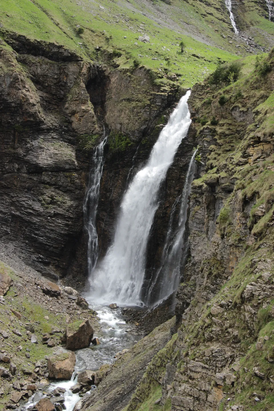 La cascade de Sales entre les rochers à Sixt-Fer-à-Cheval