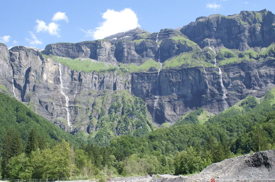 Les falaises et cascades du cirque du Fer-à-Cheval en été