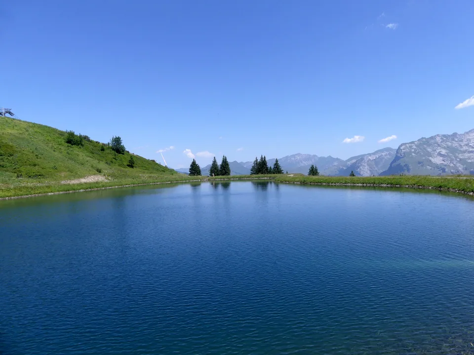 Le lac des Gouilles Rouges en été, au-dessus de Samoëns 1600