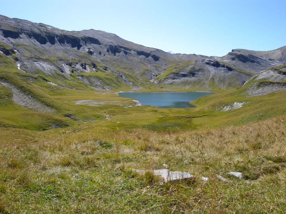 Le lac d’Anterne dans son paysage de montagne