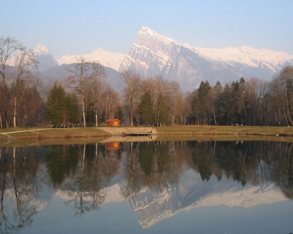 Le Lac Bleu à Morillon, avec le Criou enneigé en arrière-plan