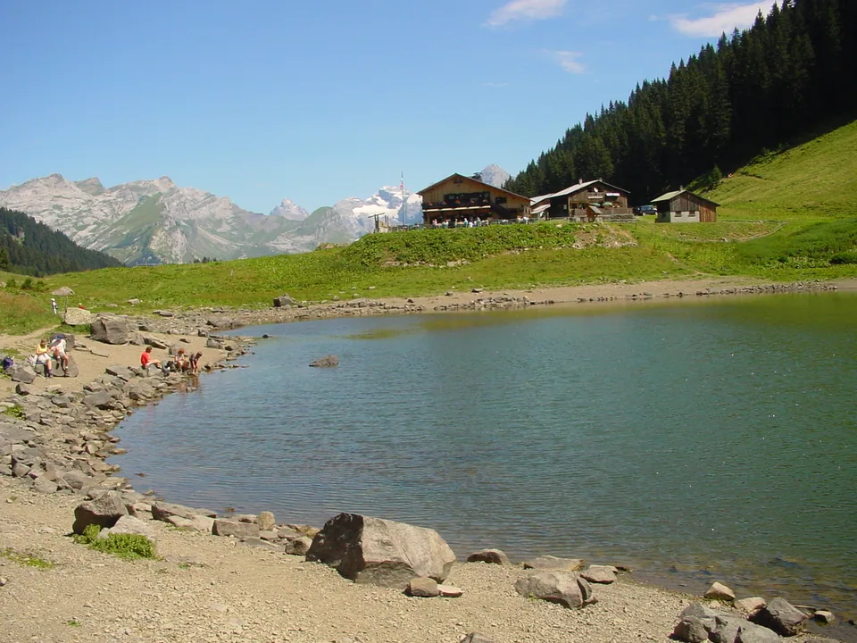 Le lac de Gers en été et ses chalets d’alpage