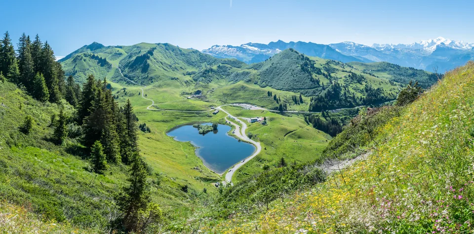 Le lac de Joux Plane en été, près du départ vers le lac de Nyon Guérin