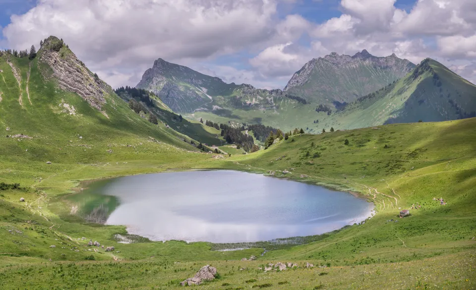 Le lac de Roy dans les alpages au-dessus de Taninges