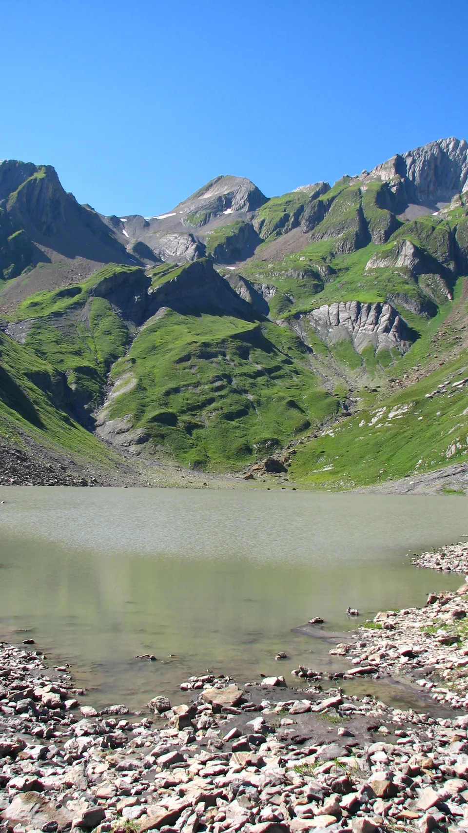 Le lac de la Vogealle entouré des montagnes de Sixt-Fer-à-Cheval