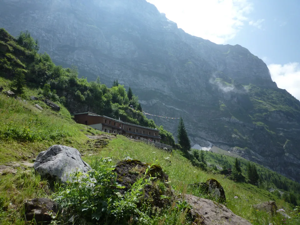 Le refuge de Folly et les montagnes qui l’entourent