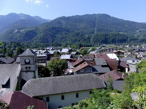Les toits de Samoëns depuis le jardin La Jaÿsinia